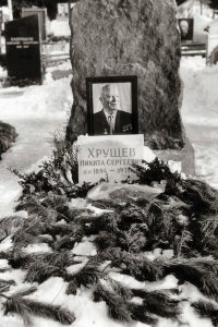 Khrushchev's_Grave_1973