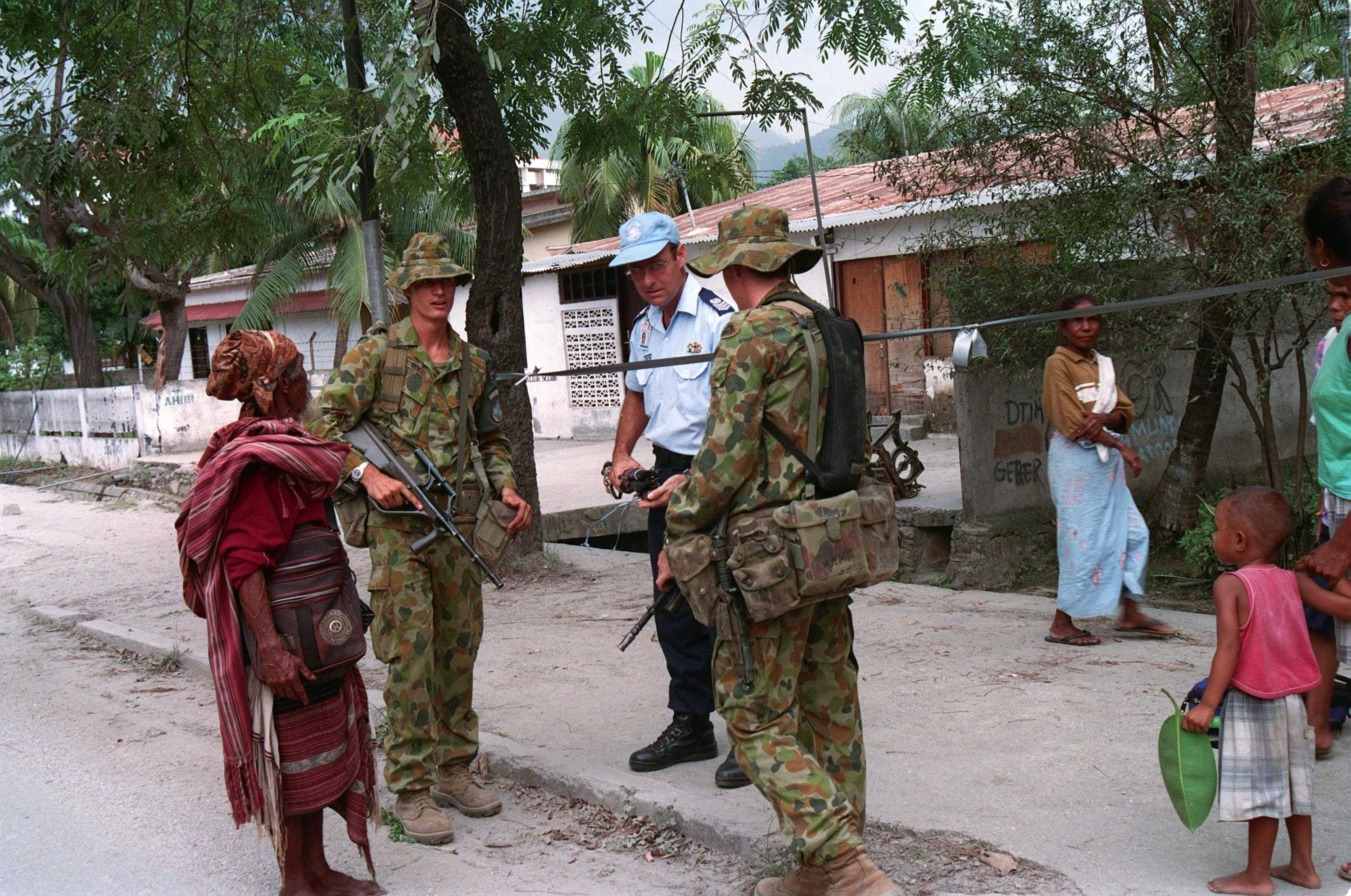 Australian members of International Forces East Timor (INTERFET), talk to a citizen in Dili, East Timor. (Photo by PH3 Dan Mennuto)